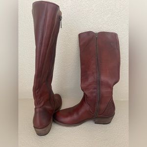 Frye boots size 7 - never been worn! Got as a gift & never wore them!